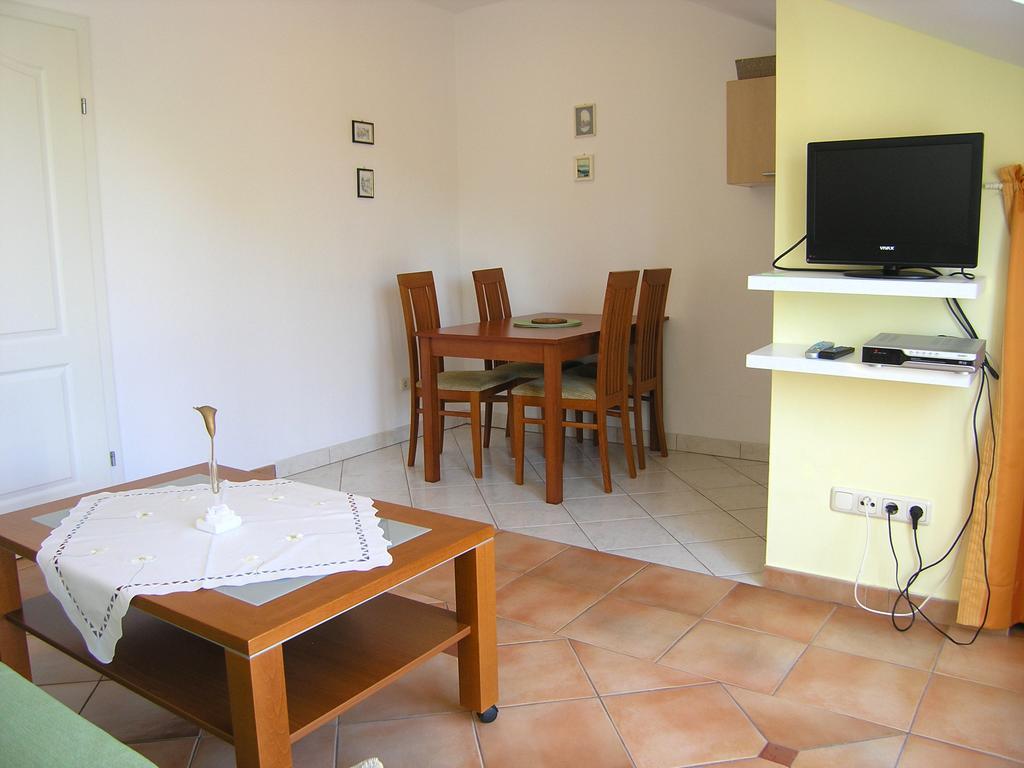 Apartments Kristina Krk Town Exterior photo