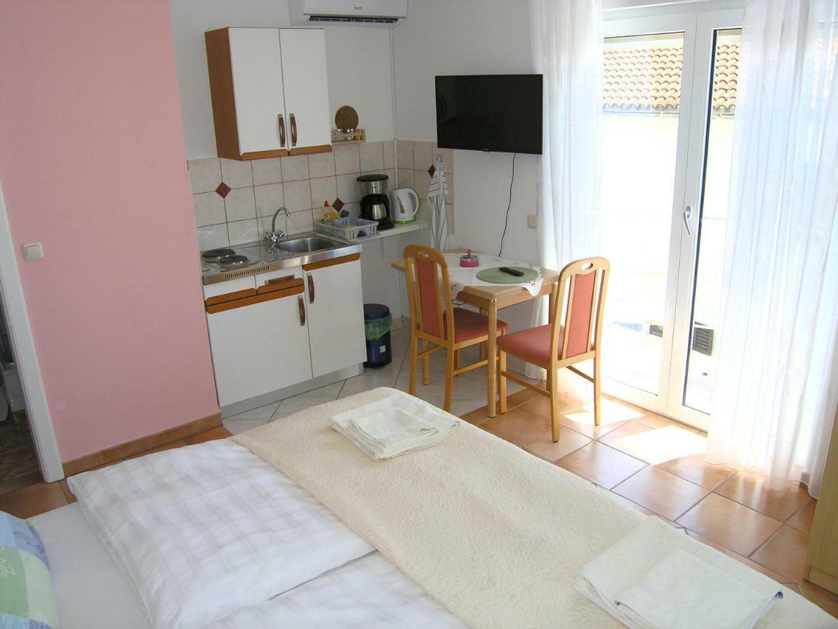 Apartments Kristina Krk Town Exterior photo